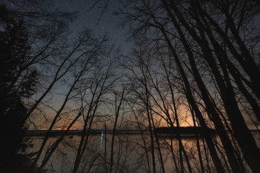 Gece manzarası, Baltık Denizi 'ni ve Hara denizaltı limanını görmek, berrak yıldızlı gökyüzü.. 