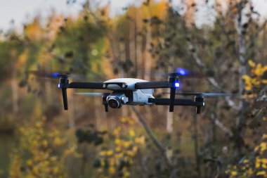 Doğada havada kamera olan bir insansız hava aracı hava fotoğrafları ve videolar çekiyor.. 