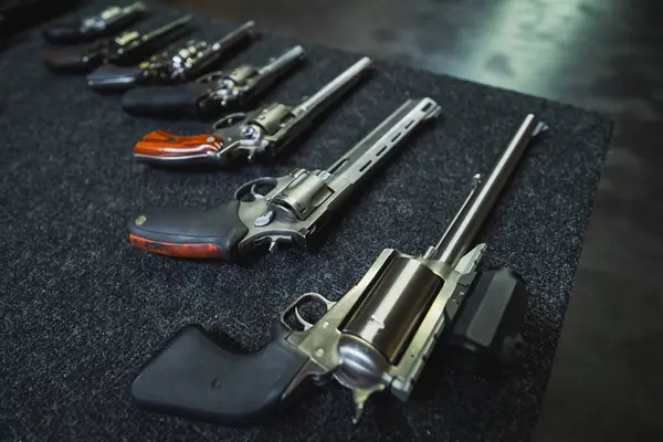 Vuurwapens Een Schietbaan Magnum Revolvers Tafel — Stockfoto