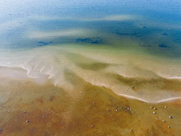 Baltık Denizi kıyısı, Kaberneem açıklarında temiz su. Drone fotoğrafı. 