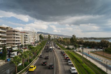 Yunanistan, Atina 25 Ekim 2023. Yağmur yağarken köprüden denize yakın yola bak.. 