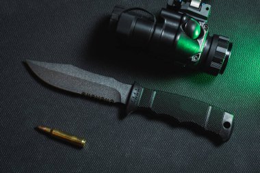 Sabit bıçaklı taktik bıçak, gt14 gece görüş cihazı ve 5.56x45mm kartuş.. 