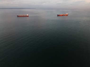 Estonya açıklarında Baltık Denizi 'ndeki petrol tankerleri, yukarıdan çekilmiş bir fotoğraf, bir insansız hava aracı.. 