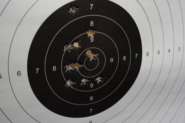 45 kalibrelik kurşun delikleriyle ateş etmek için kağıt hedef. Kapat.. 