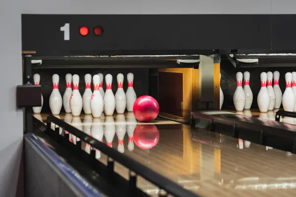 Bowling maçı, top lobutlara yuvarlanıyor.. 