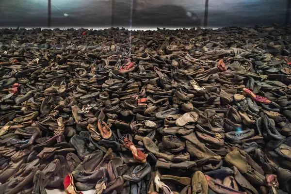 Birkenau Auschwitz ölüm kampının tutsak ve kurbanlarının ayakkabıları.. 