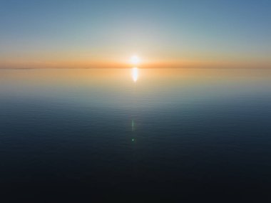 Deniz Burnu, gün batımında sakin Baltık Denizi, İHA 'dan bir fotoğraf. 