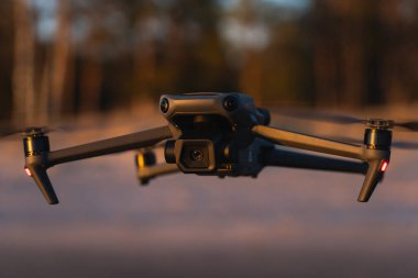 Doğada uçan bir kamerası olan büyük profesyonel bir dron. Fotoğrafı kapat.. 