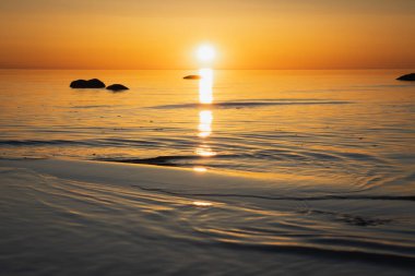 Estonya 'da, Baltık Denizi kıyısında, bahar akşamı güneşli bir gün batımı.. 