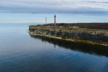 Paldiski Yarımadası 'ndaki deniz feneri, insansız hava aracı bakış açısı, hava fotoğrafı. 