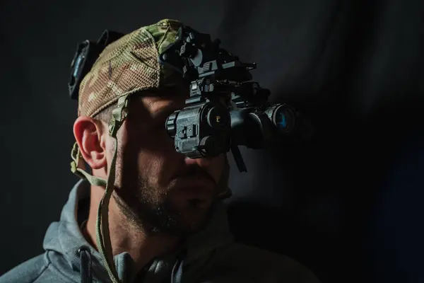 Kafasında dürbün olan sakallı bir askeri müteahhit portresi.. 