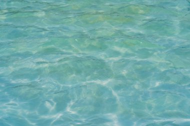 Portekiz kıyıları yakınlarındaki Atlantik Okyanusu 'nda mavi şeffaf suyun fotoğraf arkaplan dokusu. 