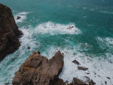 Portekiz 'deki Atlantik Okyanusu' nun Rocky sahili, Cabo da Rocca. 
