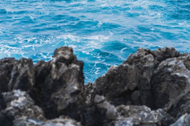 Cascais Portekiz 'de kayalık kıyı ve gök mavisi okyanus.