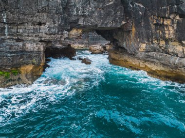 Cascais 'deki Boca do Inferno (Şeytan' ın Ağzı), Portekiz 'in kıyı kayalıklarında büyük bir mağara. Drone bakış açısı. 