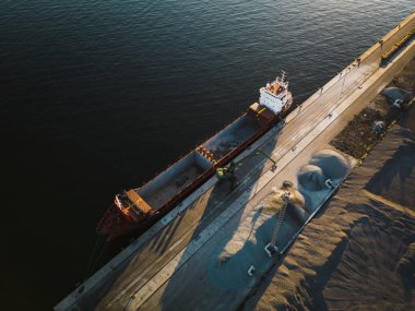 Muuga limanında deniz tabanlı bir kargo gemisi yükleniyor, insansız hava aracı fotoğrafı.. 