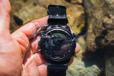 Estonya Rummu 18 Mayıs 2024. Akıllı saat bilgisayarı, Garmin 'in dalışını gösteriyor. Mk3i' yi suyun altında bir adamın elinde gösteriyor.. 