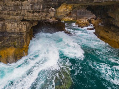 Cascais 'deki Boca do Inferno (Şeytan' ın Ağzı), Portekiz 'in kıyı kayalıklarında büyük bir mağara.. 