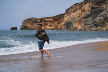 Portekiz, Nazare 'de Atlantik Okyanusu' nun kıyısındaki kumsal. Yukarıdan insanların olmadığı bir fotoğraf.. 