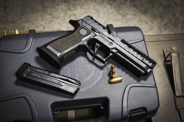 Baltık Eyaletleri 7 Haziran 2024. Ateşli silahlar, modern taktik tabanca sig sauer p320 Spectre comp. 