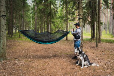 İri köpekli bir adam mı? # Tasmalı bir hamak kurar açık havada, bir yaz günü #. 