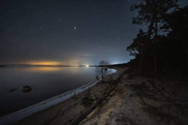 Gece sahnesi, Baltık Denizi kıyısında yıldızlı gökyüzü ilkbaharda Kaberneeme 'de.. 