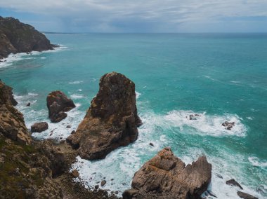 Cabo da Roca, Portekiz 'de yer alan Avrasya kıtasının en batı noktasıdır. Drone fotoğrafı.