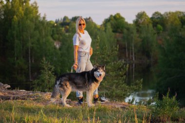 Sibirya Husky köpeği olan genç sarışın kız mı? # Yazın doğa üzerine #. 