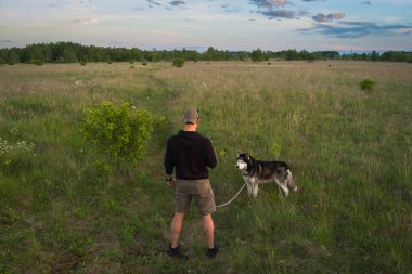İri köpekli bir adam mı? # Bir yaz akşamı bir tarlada yürür, İHA 'nın fotoğrafını görür #. 