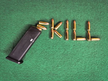 Ateşli silahlar, bir tabanca şarjörü ve 9 mm 'lik mermiler 