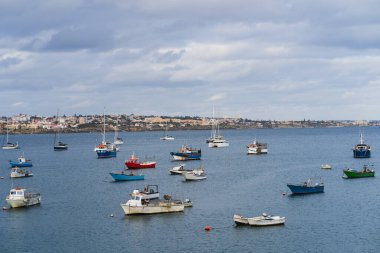 Bir yaz akşamı Portekiz 'in Cascais kıyısında balıkçı tekneleri durur.. 