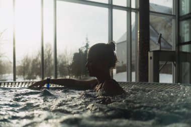 Bir kız Rakvere 'de bir kaplıcada dinleniyor.. 