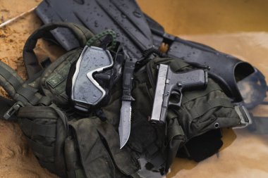 Savaş yüzücüsü, taktik yelek, yüzgeç, dalış maskesi, tabanca ve bıçak.. 