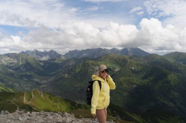 Avrupa görünümlü genç bir kız bir yaz günü Polonya Tatra Dağları 'nda yükseklere seyahat eder.. 