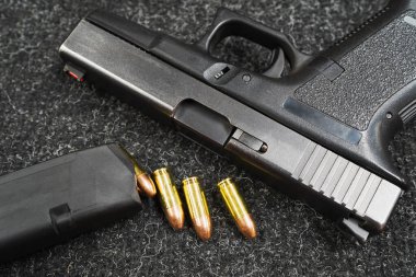 9mm 'lik tabanca ve fişekler, ateşli silahlar, yakın plan fotoğraf.. 