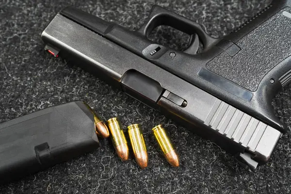 9mm 'lik tabanca ve fişekler, ateşli silahlar, yakın plan fotoğraf.. 