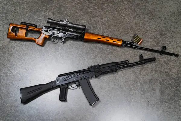 Rus askeri silahları, SVD keskin nişancı tüfeği ve A74 metrelik saldırı tüfeği. Fotoğrafı kapat.. 