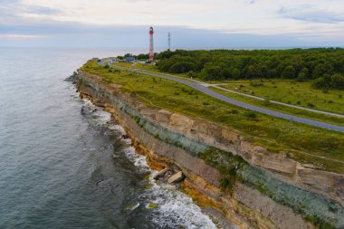 Paldiski yarımadasındaki uçurum ve deniz feneri, bir yaz akşamı, bir drondan fotoğraf.. 