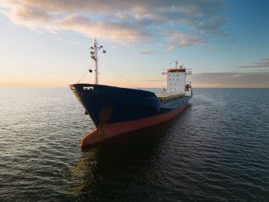 Baltık Denizi 'ndeki konteynır gemisi, insansız hava aracının fotoğrafı.. 