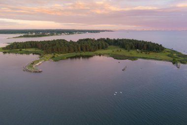 Krasuli, Baltık Denizi 'nde küçük bir Estonya adasıdır.. 