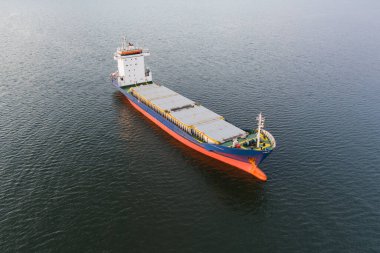 Baltık Denizi 'nde boşaltılan kargo gemisi, hava aracı görüntüsü. 