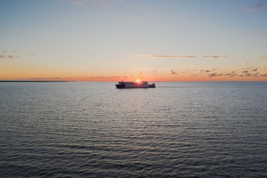 Estonya, Muuga 2 Temmuz 2024. Eckero feribotu bir yaz günü gün batımında Baltık Denizi 'nde denize açılır. Bir İHA 'dan fotoğraf görüntüsü. Yüksek kalite fotoğraf