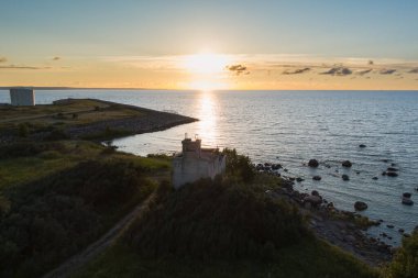 Maardu Muuga bölgesinde terk edilmiş eski bir sınır binası olan Baltık sahili, bir yaz akşamı insansız hava aracı manzaralı.. 