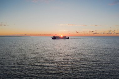Bir kargo feribotu yazın gün batımında Baltık Denizi 'ne açılır.. 