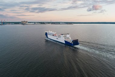 Bir yaz akşamı bir kargo feribotu Muuga limanına doğru yola çıkar.. 