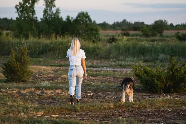 Tasmalı bir kız yazın doğada yürüyor, arkadan bakıyor.. 