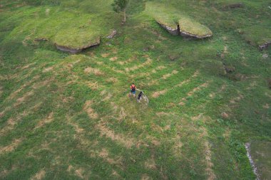 İri köpekli bir adam mı? # Bir yaz akşamı karst tarlasında yürür, İHA 'nın fotoğrafını çeker #. 