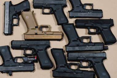 Baltık Eyaletleri 11 Temmuz 2024. Sivil, spor ve hizmet kullanımı için plastik çerçeveli yeni Avusturya Glock tabancaları. 