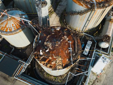 9mm kum renkli bir tabanca. Susturucu ipliği olan bir adam eli..