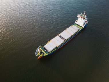 Baltık Denizi 'ne demir atmış boş bir konteynır gemisi, İHA' dan çekilmiş bir fotoğraf.. 